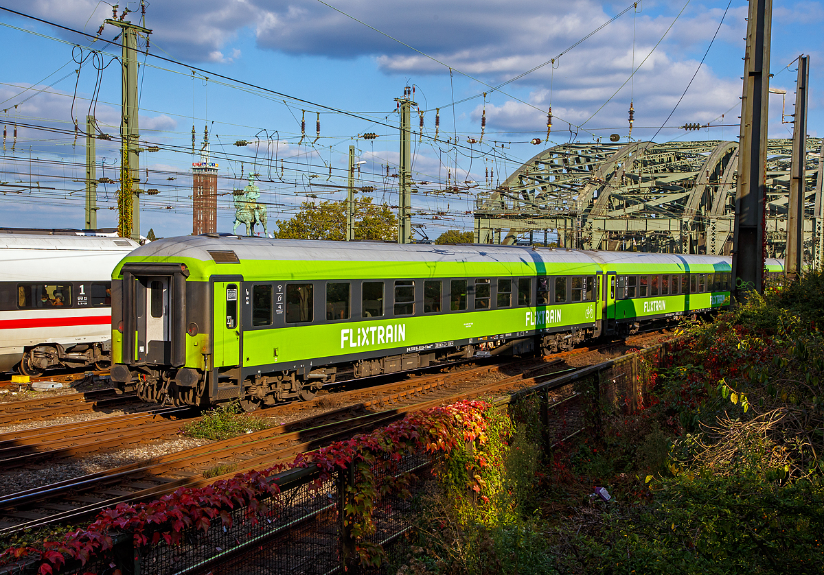 2. Klasse Schnellzugwagen D-TAL 51 80 84-90 024-1 der Bauart Bmmdz 268.7F der Firma Talbot-Services GmbH vermietet an FlixTrain am 08.10.2021 in Köln im Zugverbund vom FlixTrain FLX 30. Der Wagen ist ein UIC-X-Wagen und wurde 1993 von PFA Weiden gebaut, zuletzt bis Juli war er als IC-Wagen DB Fernverkehr AG der Bauart Bimdz 268.7 und wurde Talbot-Services GmbH verkauft und sehr umfangreich Modernisiert. 

Die Reisezugwagen werden von Firma Talbot-Services GmbH an FlixTrain (einschl. Full Service) vermietet. Der älteste deutsche Hersteller von Schienenfahrzeugen, die Waggonfabrik Talbot in Aachen, gehörte von 1995 bis zum 30. Juni 2013 zu Bombardier Transportation und sollte geschlossen werden. Die neue Talbot Services GmbH hat den Standort übernommen und die Weiterbeschäftigung für ca. 240 Mitarbeiter ermöglicht. Bei FlixTrain hat man sich in der Corona-Zwangspause zu einer radikalen Modernisierung entschlossen. 135 Waggons werden von Grund auf saniert. Den Auftrag erhielt Talbot Services, außerdem übernehmen die Aachener für mindestens 15 Jahre die gesamte Betreuung und Wartung der grünen Flixflotte. Das ist somit die Basisabsicherung des gesamten Unternehmens über lange Zeit.

TECHNISCHE DATEN:
Länge über Puffer: 26.400 mm
Wagenkastenlänge: 26.100 mm
Wagenkastenbreite:  2.825 mm
Höhe über Schienenoberkante: 4.050 mm
Drehzapfenabstand: 19.000 mm
Achsstand im Drehgestell: 2.500 mm
Drehgestellbauart: Minden-Deutz 366
Leergewicht: 41 t
Höchstgeschwindigkeit: 200 km/h
Sitzplätze: 100
Toiletten: 1, geschlossenes System
