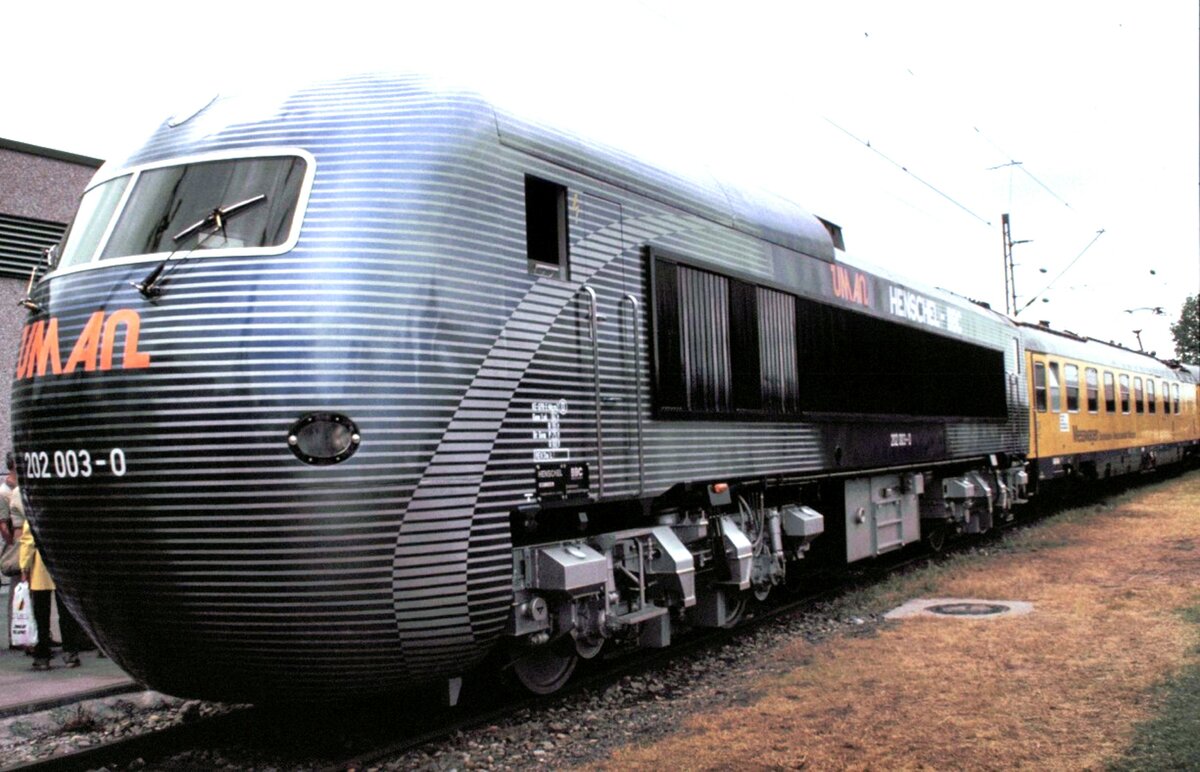 202 003-0 Henschel/BBC DE 2500 mit Messzug in München-Freimann am 27.06.1982.