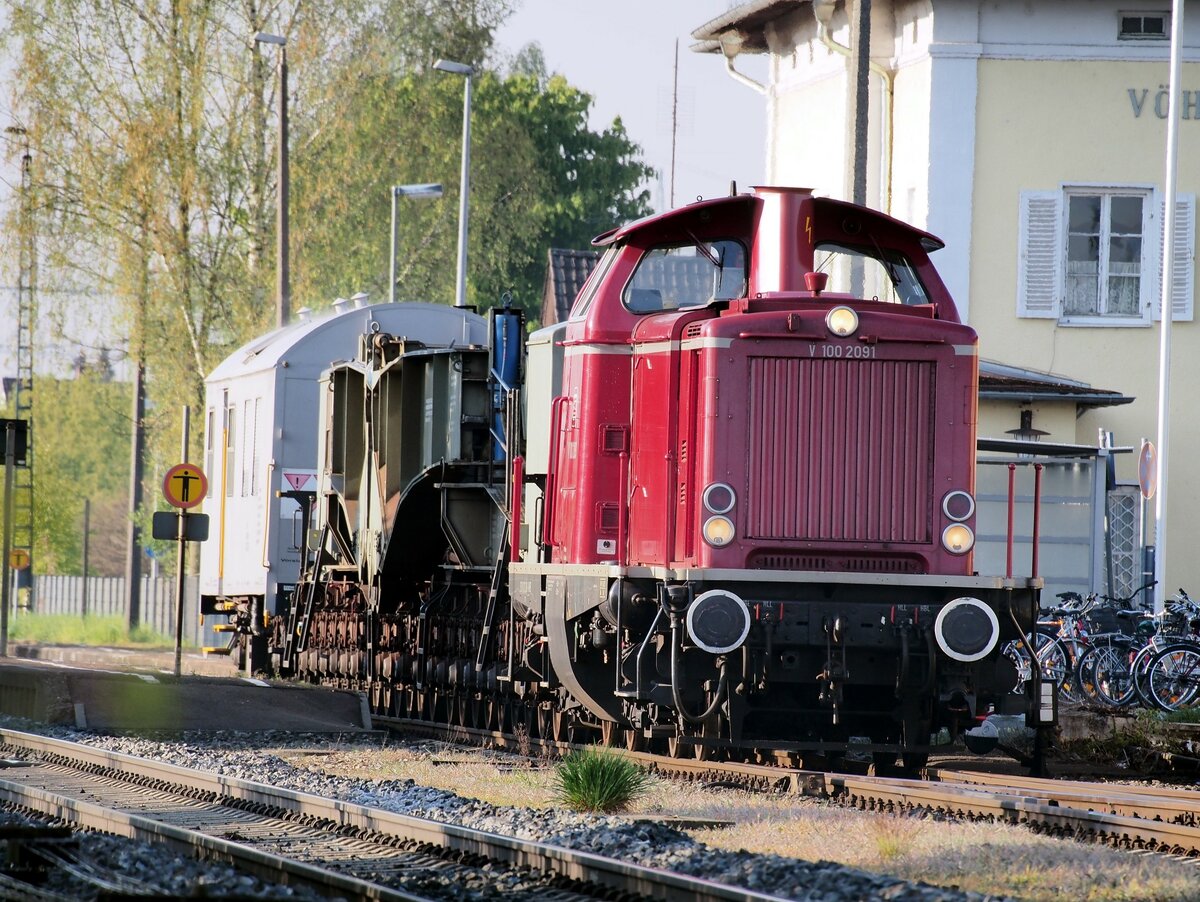 212 209-1 ( V 100 2091 der VEB ) startet aus Vöhringen mit dem leeren Tragschnabelwagen zur Rückfahrt nach Nürnberg am 29.04.2016.