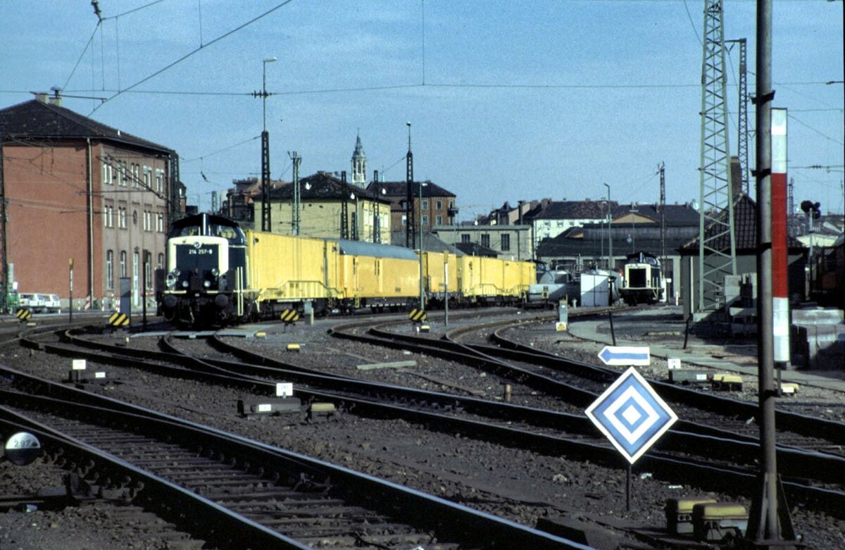 214 257-8 mit Tunnelrettungszug in W�rzburg im September 1990.