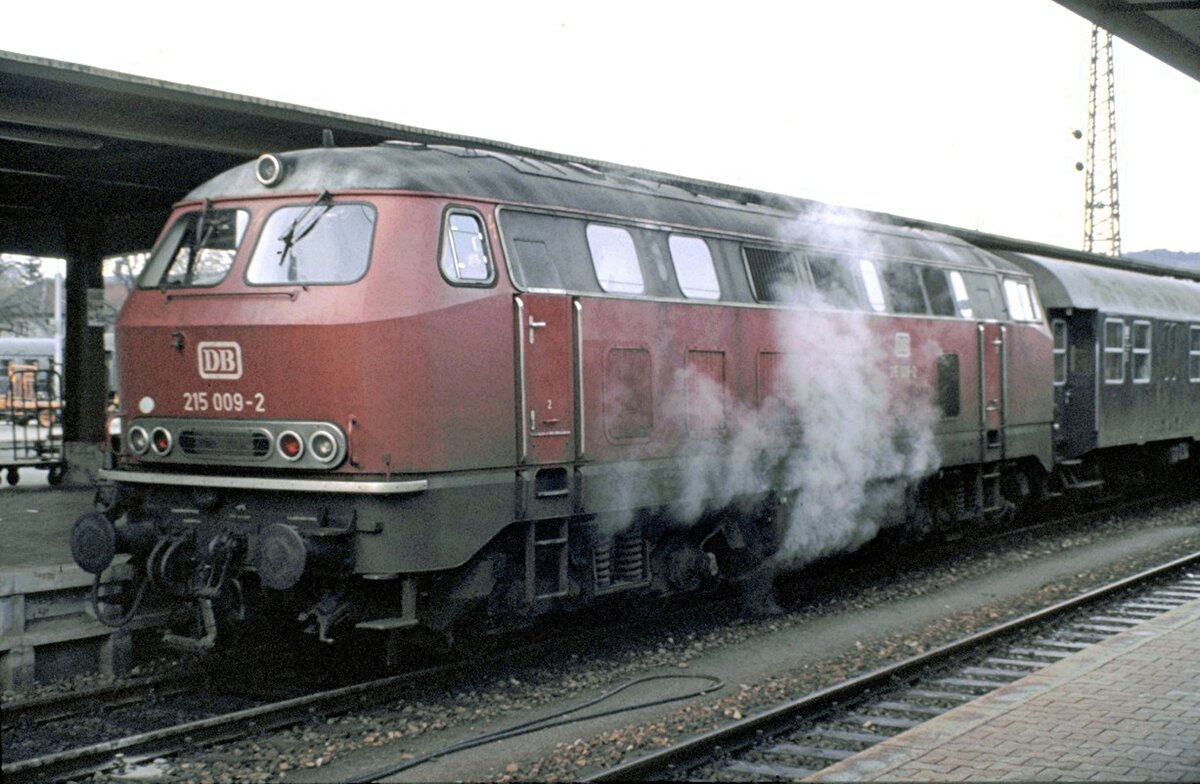 215 009-2 hat Überdruck im Kessel der Dampfheizung in Ulm am 28.11.1981.
