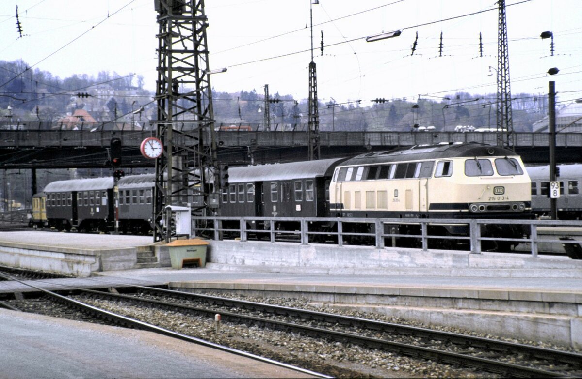 215 013-4 mit Umbauwagen in Ulm am 26.04.1985.