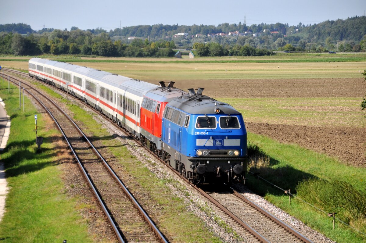 218 056-1 und 218 415 mit IC 2013 Allgäu in Vöhringen am 11.08.2023.