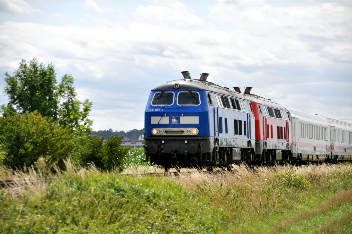 218 056-1 und 218 mit IC 2012 Allgäu am 20.07.2023 bei Bellenberg in Richtung Ulm. Spätestens mit dieser Aufnahme steht fest, dass die DB zwei 218er von PRESS aufgrund von Lokmangel gemietet hat.
Nachtrag: die zweite Lok ist die 218 424-0, heute bei der Rückfahrt genau gesehen.