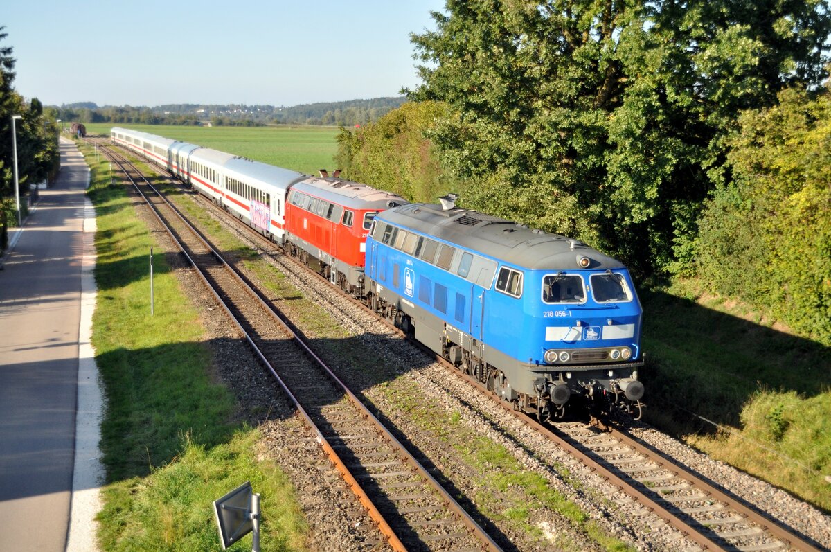 218 056-1 von PRESS und 218 411-7 DB mit IC 2013 Allgäu in Vöhringen am 26.09.2023.