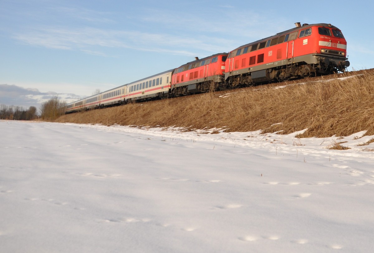 218 196-4 und eine weitere 218 mit dem IC Allgäu bei Altenstadtam 21.02.2010.