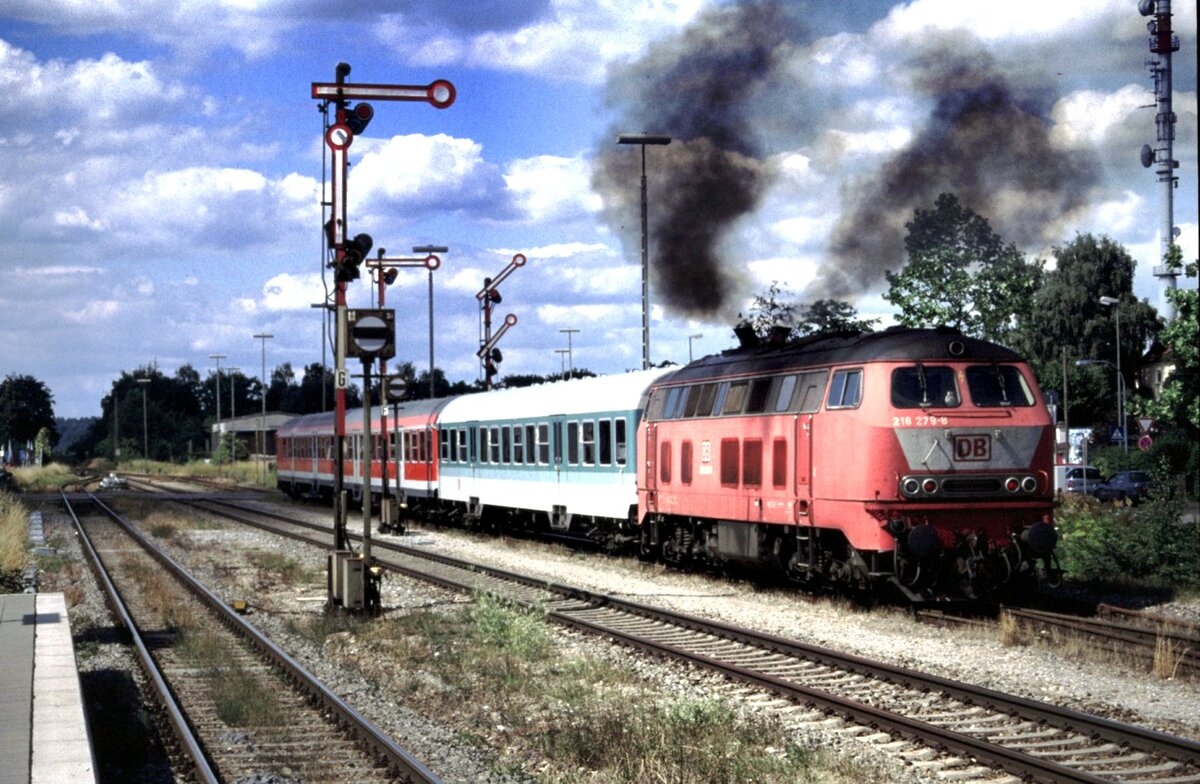 218 279-8 fährt aus Illertissen aus am 20.07.2002.