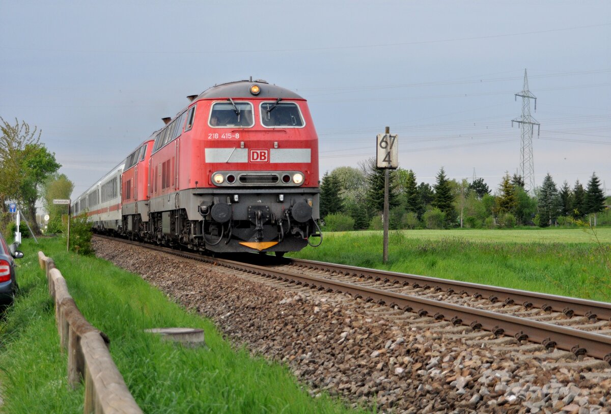 218 415-8 und 218 mit IC 2013 Allgäu in Bellenberg am 05.05.2023.