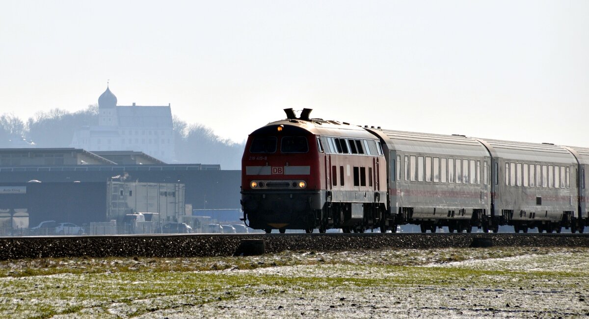 218 415-8 mit IC Allgäu Nr.2012 bei Illertissen mit dem Vöhlinschloß im Hintergrund am 08.02.2023.