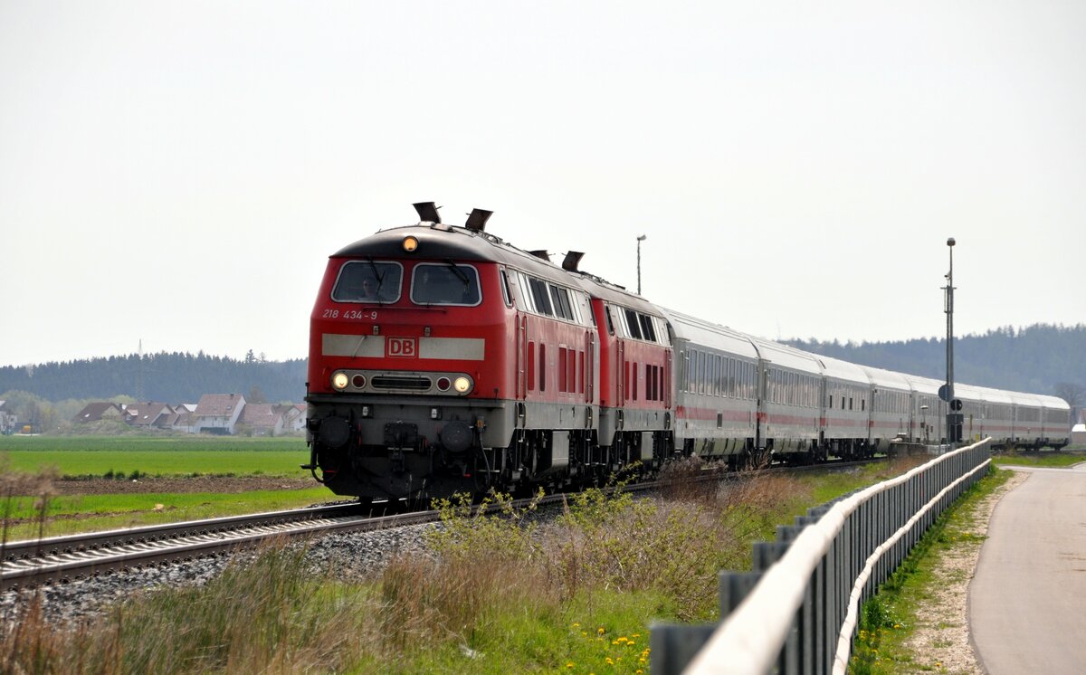 218 434-9 und eine weitere 218 mit IC 2012 Allgäu in Vöhringen am 24.04.2010.
