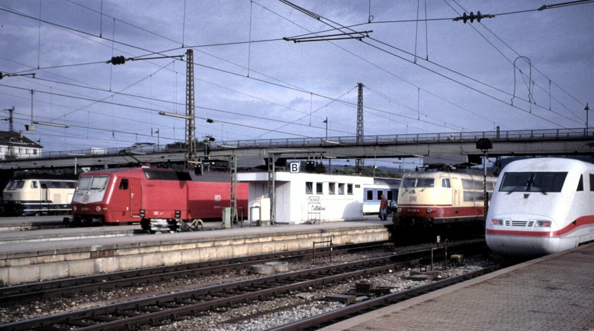 218 441-4 und 120 101-1 und 103 142-6 und ICE 1 in Ulm am 25.08.1996.