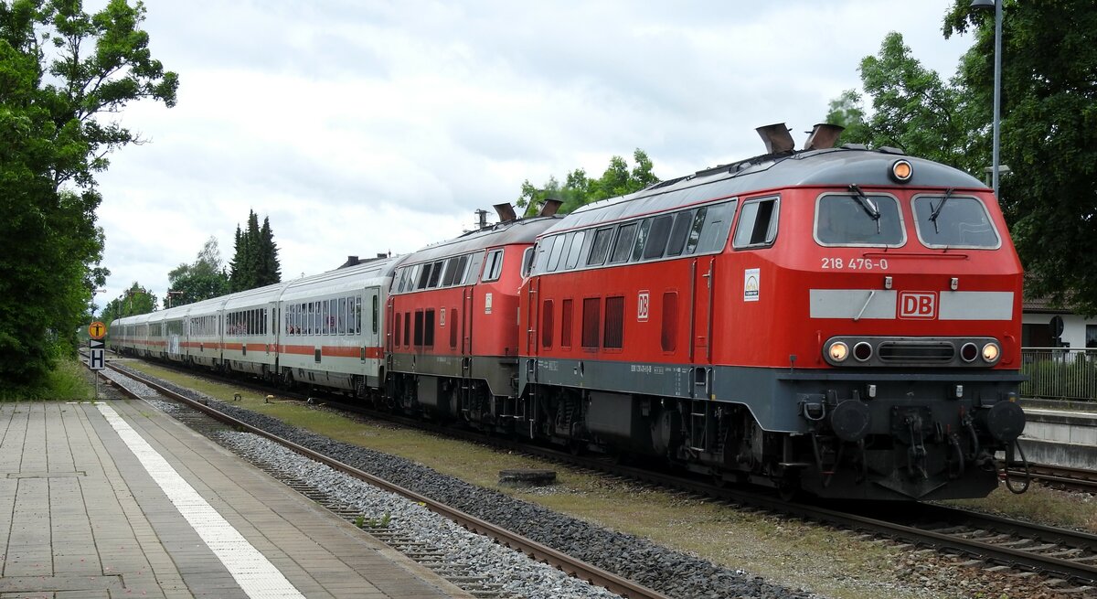 218 476-0 uns 218 mit IC 2012 Allgäu in Illertissen am 30.05.2016.