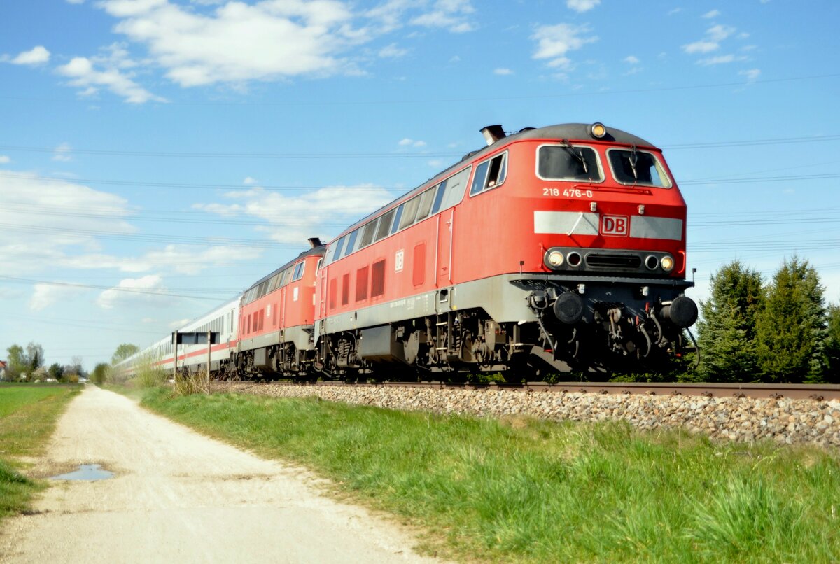 218 476-0 und eine weitere 218 mit IC Allgäu bei Bellenberg am 26.04.2012.