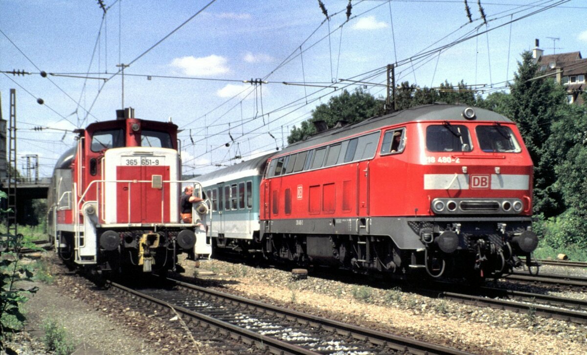 218 480-2 mit Nahverkehrszug und 365 651-9 in Ulm im Juli 1998.