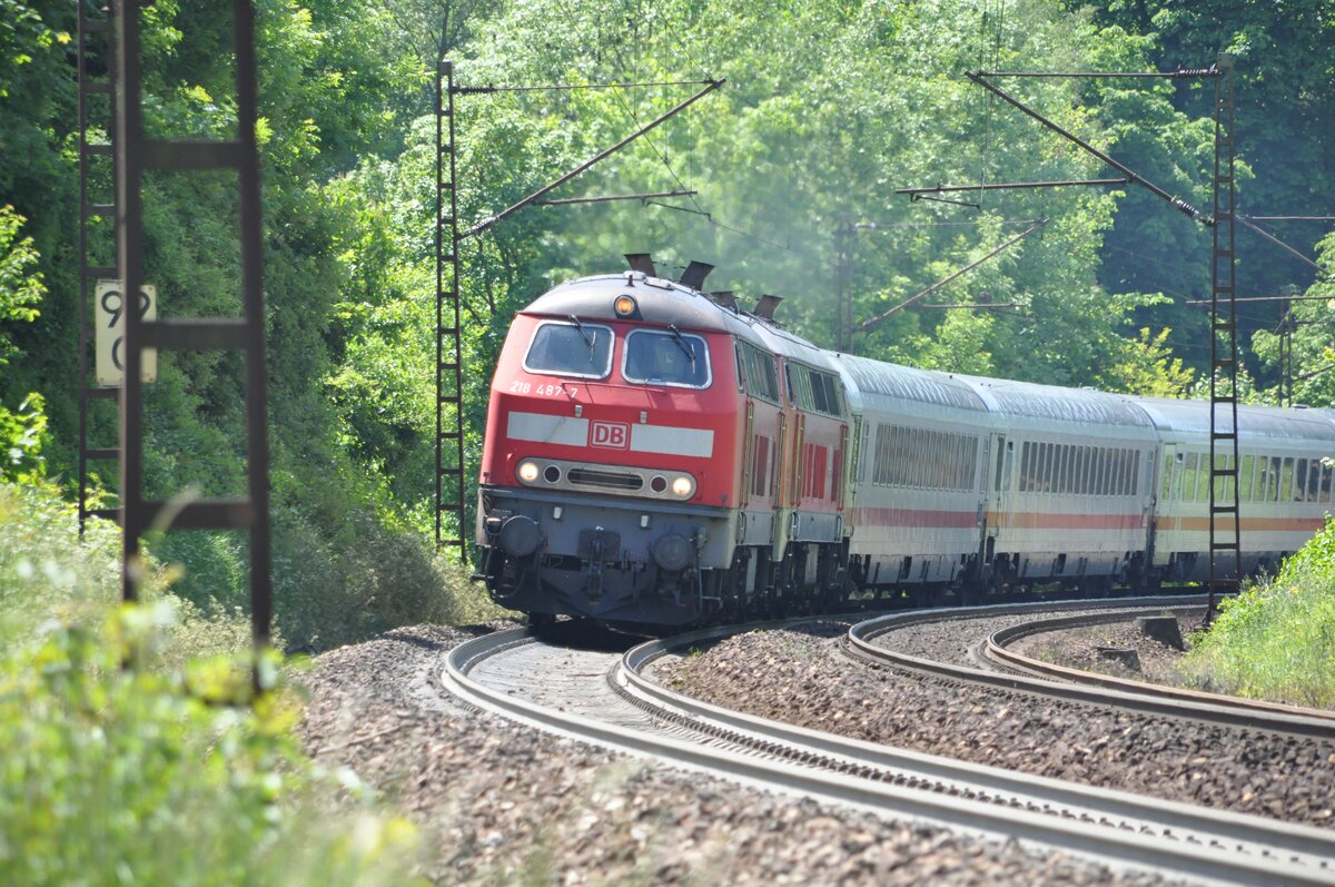 218 487-7 und eine weitere 218 mit IC 2012 Allgäu fährt aus Ulm aus am 06.06.2013.