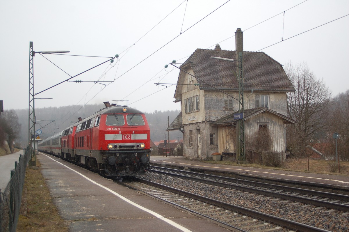 218 495-0 und eine weitere 218 mit dem IC Allgäu bei der Durchfahrt in Urspring am 13.03.2009. Noch steht das alte Bahnhofsgebäude.