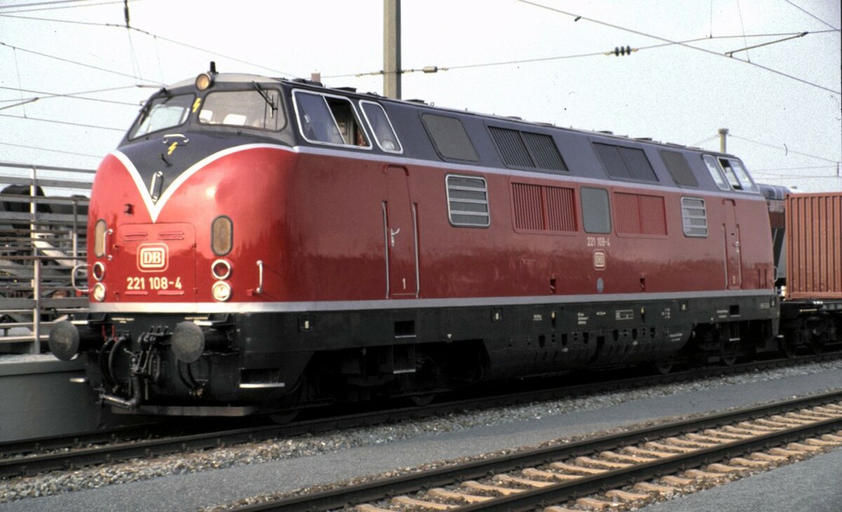 221 108-4 als letzte Lok bei der Parade 150 Jahre Deutsche Eisenbahn in Nürnberg-Langwasser am 14.09.1985.