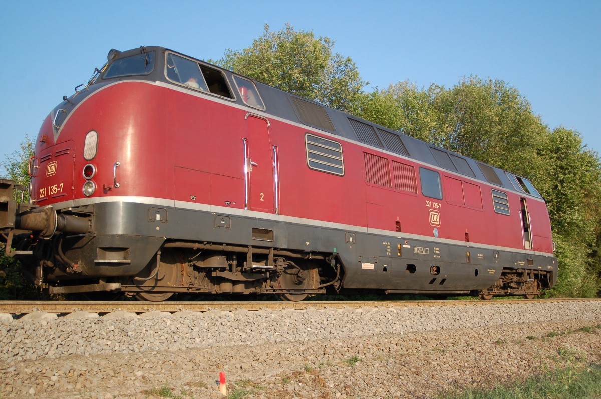 221 135-7 mit einem Materialzug bei Senden am 29.04.2007.