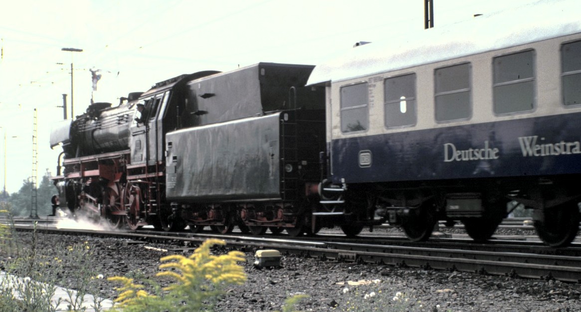 23 105 bei der Parade 150 Jahre Deutsche Eisenbahn in Nürnberg Langwasser am 14.08.1985. Die 23 105 war die letzte für die Deutsche Bundesbahn gebaute Dampflok von der Maschinenfabrik Jung.