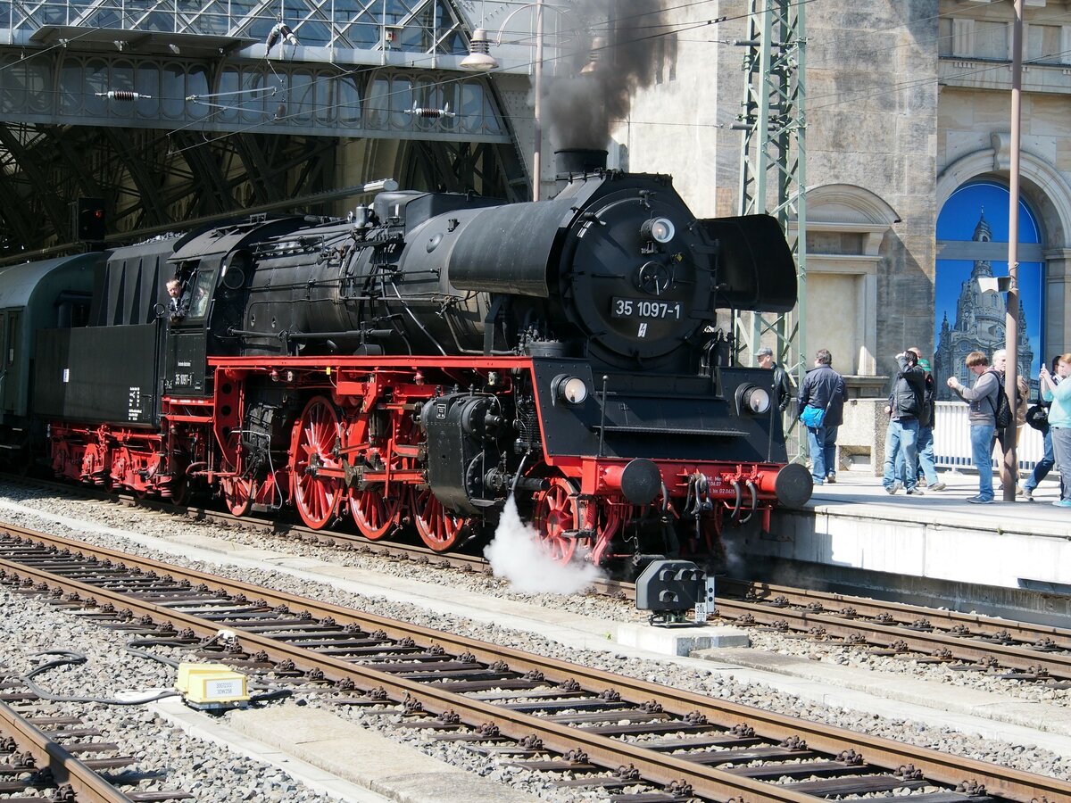 35 1097-1 im Hbf Dresden am 19.04.2015.