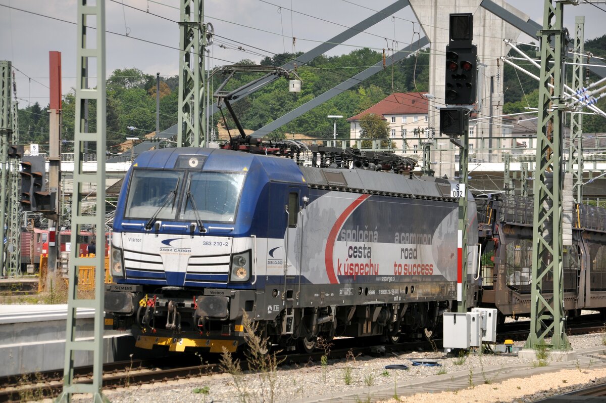 383 210-2 ZSK viktor Vectron von Siemens  Nr. 91 56 6383 210-2 SK-Rail in Ulm mit Autotransportzug am 28.07.2022.