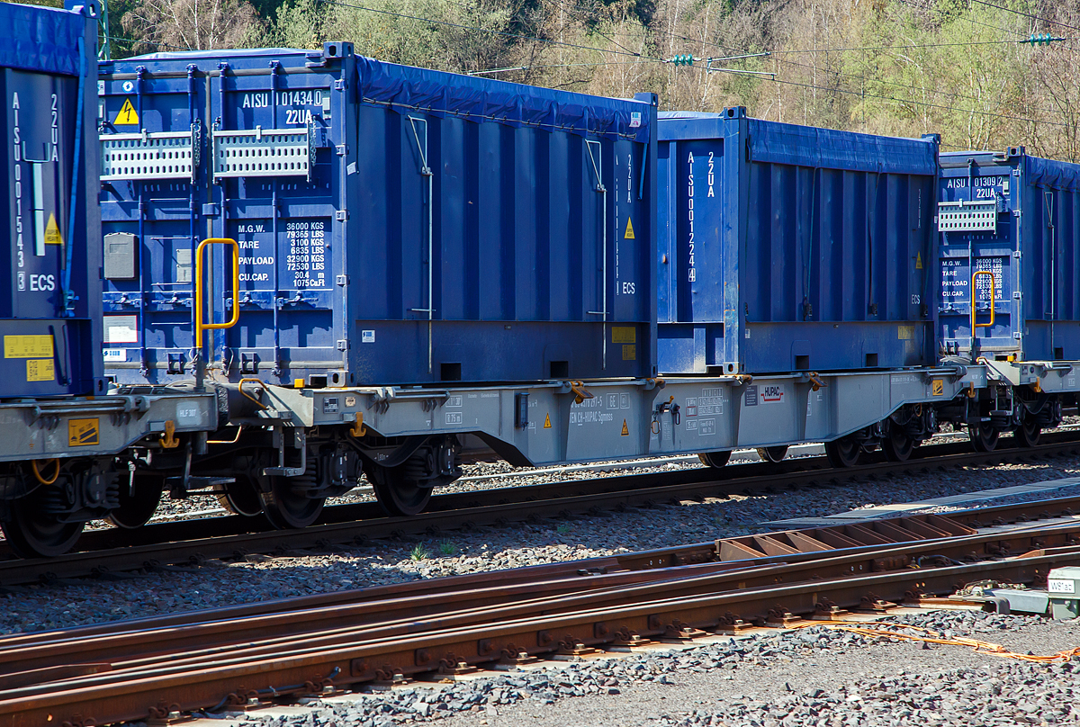 4-achsiger Drehgestell-Containertragwagen der Gattung Sgmnss, 33 85 4578 297-5 CH-HUPAC, der HUPAC AG, beladen mit 2 St�ck 30 Fu� Spezialcontainer, am 24.03.2021 im Zugverband bei der Durchfahrt in Betzdorf (Sieg) in Richtung K�ln.

TECHNISCHE DATEN:
Hersteller: Ferriere Cattaneo SA (Schweiz)
Spurweite: 1.435 mm
L�nge �ber Puffer: 17.340 mm
Drehzapfenabstand: 12.200 mm
Achsabstand in den Drehgestellen: 1.800 mm
Laufraddurchmesser: 920 mm (neu)
Ladel�nge: 16.000 mm
H�he der Ladeebene �ber S.O.: 1.115 mm
Eigengewicht: 16.500 kg
Max. Zuladung bei Lastgrenze S: 73,5 t (ab Streckenklasse D)
Max. Zuladung bei Lastgrenze SS: 63,5 t (ab Streckenklasse C)
Max. Geschwindigkeit: 100 km/h (Lastgrenze SS und leer 120 km/h)
Kleinster befahrbarer Gleisbogen: R 75 m 
Bremse: KE-GP-A 
Bremssohle: Jurid 816M
Feststellbremse: Ja
Verwendungsf�higkeit: TEN GE
