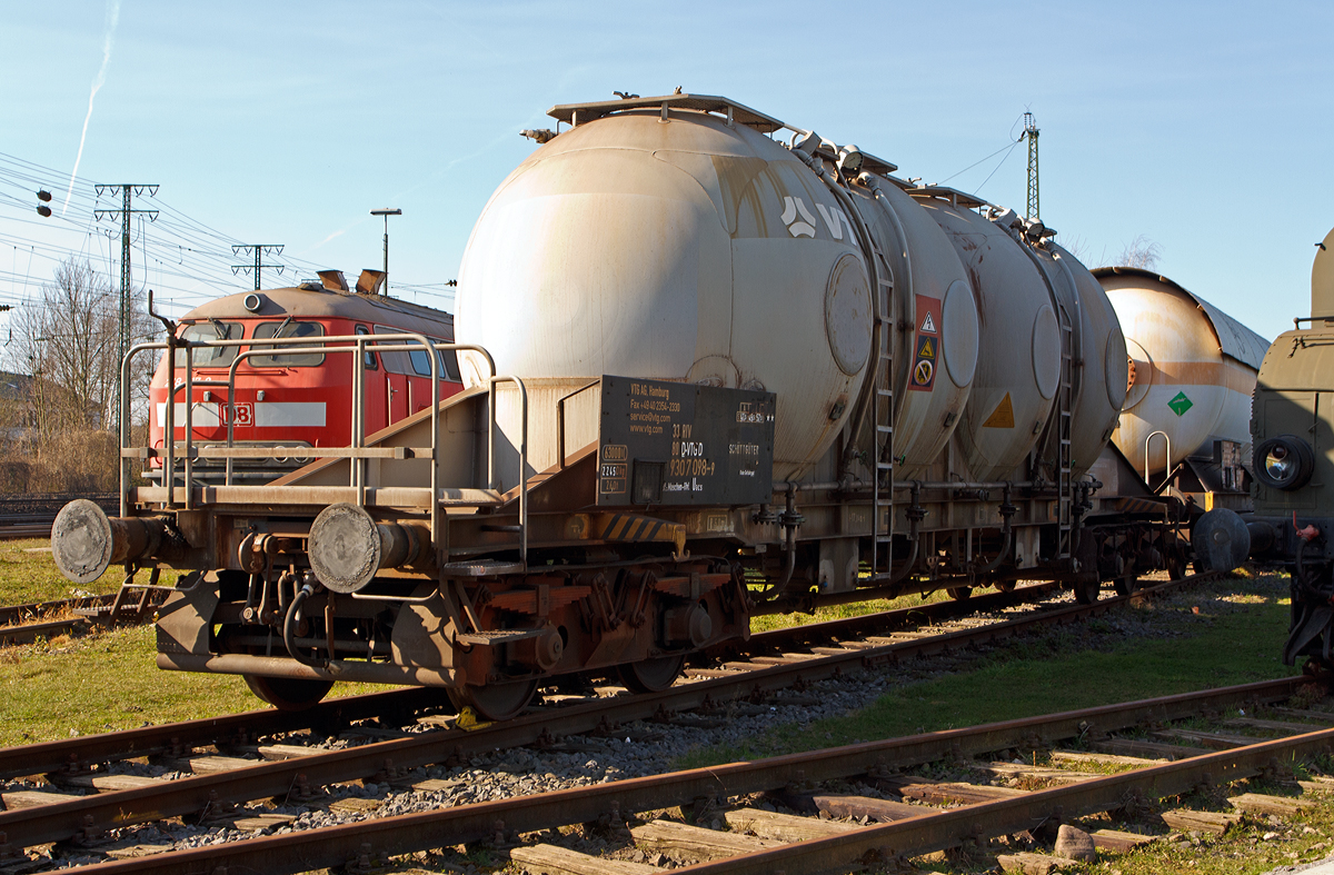 4-achsiger Drehgestell-Staubgutwagen bzw. Silowagen  mit Druckluftentlerrung der Gattung Uacs (33 RIV 80 D-VTGD 9307 098-9) der VTG AG, ausgestellt am 09.03.2014 im DB Museum Koblenz-L�tzel. 

Der Wagen ist f�r den Transport von Granulaten und feink�rnigen chemischen Produkten wie Calciumphosphat, Natriumtripolyphosphat, Soda, Schl�mmkreide, Kalksteinmehl u. a. m. geeignet.

Der Wagen besitzt 2 Druckluftbeh�lter, wobei jeder Druckbeh�lter durch eine Trennwand in 2 Kammern geteilt wird. Die Trennwand ist im oberen Bereich luftdurchl�ssig. Die Beladung jeder Kammer erfolgt �ber einen auf dem Beh�lterscheitel angeordneten Beh�lterdom. Der Dom hat einen verschlie�baren Klappdeckel.
Die Entladung erfolgt mittels Druckluft (max.2,5 bar �berdruck) �ber eine zentrale Leitung mit flurbedienbaren, wagenl�ngsseitig angeordneten Anschlussstutzen (Festkupplung C). Das gesamte Leitungssystem ist so ausgelegt, dass jede Kammer einzeln bzw. je eine Kammer eines Druckbeh�lters gleichzeitig entladen werden kann. Jede Kammer besitzt wagenl�ngsseitig eine Entleerungsleitung mit Klappenzapfventil (Gewindeanschluss 5 ½“ Withworthgewinde). 