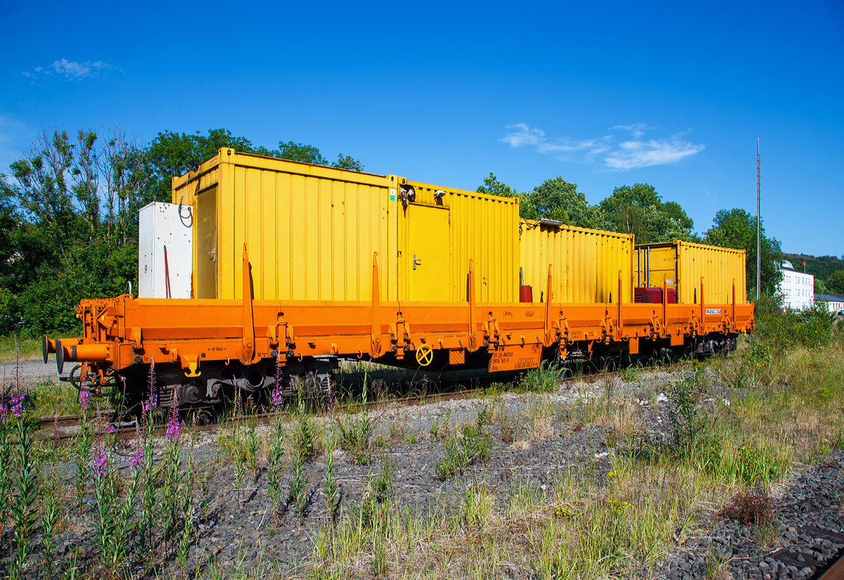 4-achsiger Drehgestellflachwagen mit klappbaren Seitenborden und Rungen, der Wascosa AG, 31 85 3936 163-0 CH-WASCO, der Gattung Res, abgestellt am 13.06.2020 in Betzdorf (Sieg). Hier Schutzwagen zur SPENO Schienenschleifeinheit RR 16 MS-6, beladen mit Werkstatt- und Aufenthaltscontainern.

TECHNISCHE DATEN: 
Spurweite: 1.435 mm
L�nge �ber Puffer:  19.900 mm
Drehzapfenabstand:  14.860 mm
Achsabstand im Drehgestell:  1.800 mm
Hersteller Drehgestelle: SIG
Ladebreite: 2.640 mm
L�nge der Ladefl�che: 18.500 mm
Ladefl�che: 49 m�
H�chstgeschwindigkeit:  beladen 100 km/h 
Eigengewicht:  23.300 kg
Maximale Ladegewicht:  56,7 t (ab Streckenklasse C)
Kleinster bef. Gleisbogenradius:  75 m
Bremse: O-GP-A (mit Cosid 810 bzw. CoFren C810)
Intern. Verwendungsf�higkeit:  RIV
