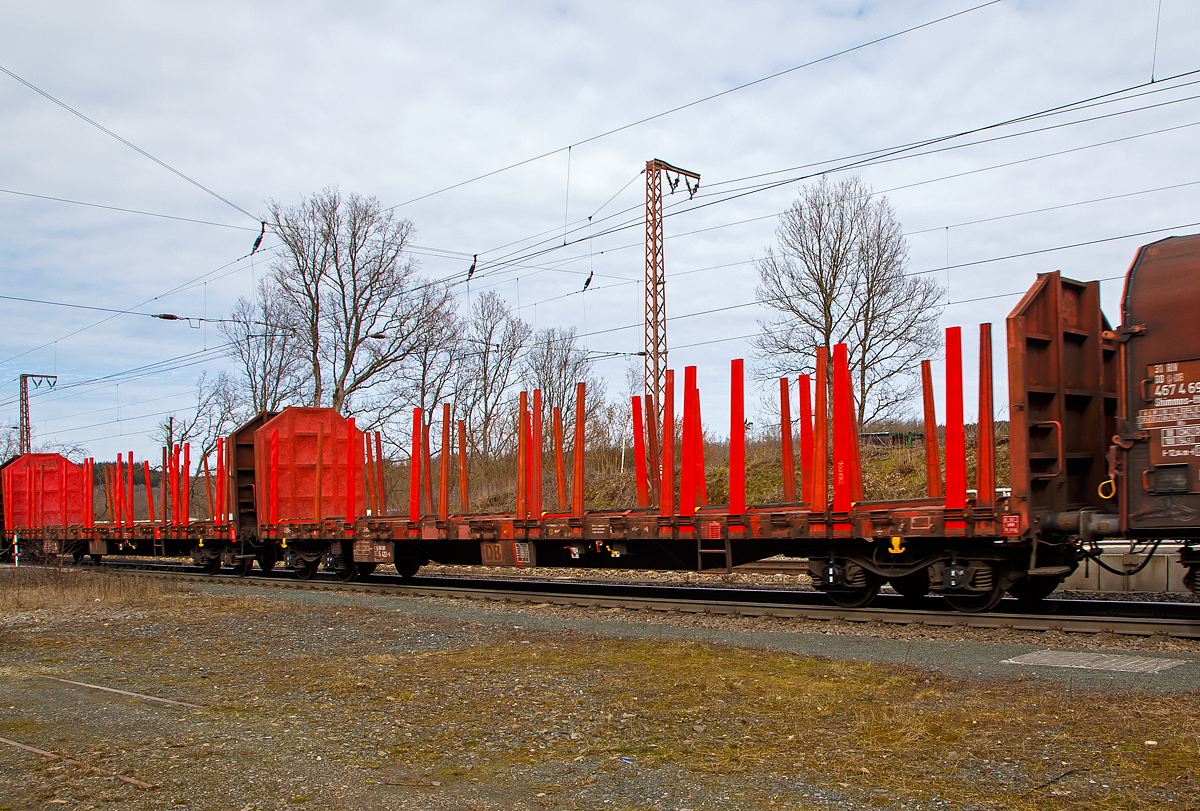 4-achsiger Drehgestellflachwagen, mit Stirnwänden und Rungen, jedoch ohne Seitenwände, 37 80 3525 422-6 D-DBSNI, der Gattung Roons-t 645, der DB Cargo Logistics GmbH (ex DB Schenker Nieten GmbH), am 18.03.2021 im Zugverband bei der Durchfahrt in Rudersdorf (Kr. Siegen) an der Dillstrecke (KBS 445) in südlicher Richtung.

Die Wagen sind speziell für den Transport von langen und schweren Ladegütern vorgesehen - vorrangig für Nadel-, Eichen- und Buchenstammholz sowie Schnittholz. Sie sind mit je nach Holzlänge unterschiedlich positionierbaren Leichtmetallrungen ausgestattet. Die Ausrüstung mit hohen Rungen und hohen Stirnwänden gestattet die Verladung von Rundholz ohne Anbringung zusätzlicher Sicherungen (Zwischen- oder Niederbindung), wenn nur bis zur Rungenhöhe ohne Zwischenräume geladen wird. Zurrpunkte am Außenlangträger gestatten die Niederbindung z. B. beim Transport von Schnittholzpaketen bzw. langen Gütern (z.B. Rohre und Walzerzeugnisse).

Der Wagen besitzt einen begehbaren durchgehenden Fußboden. Das Untergestell ist in Ganzstahlbauweise unter Verwendung von Profilen und abgekanteten Blechen als Schweißkonstruktion hergestellt. Die durchgehenden Hauptlangträger sind in Fischbauchform gefertigt. Jede Wagenlängsseite ist mit 16 umsteckbaren Rungen und 10 zusätzlichen Rungentaschen ausgerüstet. Die Ladeschwellen können bei 6 Rungenpaaren versetzt werden.

Diese Wagen wurden ab 2000 aus Res 676 und Res 678-Wagen umgebaut.

TECHNISCHE DATEN: 
Spurweite: 1.435 mm (Normalspur)
Anzahl der Achsen: 4 (in 2 Drehgestellen)
Länge über Puffer:  19.900 mm
Drehzapfenabstand:  14.860 mm
Achsabstand im Drehgestell:  1.800 mm
Laufraddurchmesser: 920 mm (neu)
Länge der Ladefläche: 18.400 mm 
Ladebreite: 2.650 mm
Ladefläche: 48,6 m²
Höchstgeschwindigkeit:  beladen 100 km/h / leer 120 km/h
Eigengewicht:  24.900 kg
Maximale Ladegewicht:  55,0 t (ab Streckenklasse C)
Kleinster bef. Gleisbogenradius:  75 m
Bremse: KE-GP 
Bremssohle: IB 116
Handbremse: Nein
Intern. Verwendungsfähigkeit:  RIV
