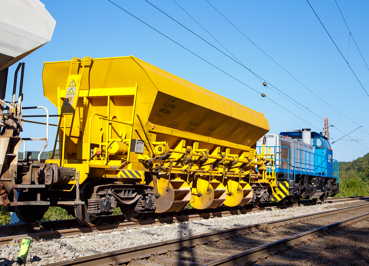 
4-achsigiger offener Drehgestell-Sch�ttgutwagen mit dosierbarer Schwerkraftentladung der On Rail Gesellschaft f�r Eisenbahnausr�stung und Zubeh�r mbH, 37 80 6992 049-4,der Gattung Faccs-zz, am 24.08.2019 im Zugverband bei Anzhausen auf der Dillstrecke.

Der Wagen wurde 1975 von der Soci�t� Franco-Belge gebaut.

TECHNISCHE DATEN:
Spurweite: 1.435 mm (Nornalspur)
Achsanzahl: 4 in zwei Drehgestellen
L�nge �ber Puffer: 14.860 mm
Drehzapfenabstand: 9.820 mm
Achsabstand im Drehgestell: 1.800 mm
Laderaum: 40 m�
H�chstgeschwindigkeit: 100 km/h 
Maximales Ladegewicht: 57,8 t (an Streckenklasse C)
Eigengewicht: 22.130 kg
Verwendungsf�higkeit: RIV
