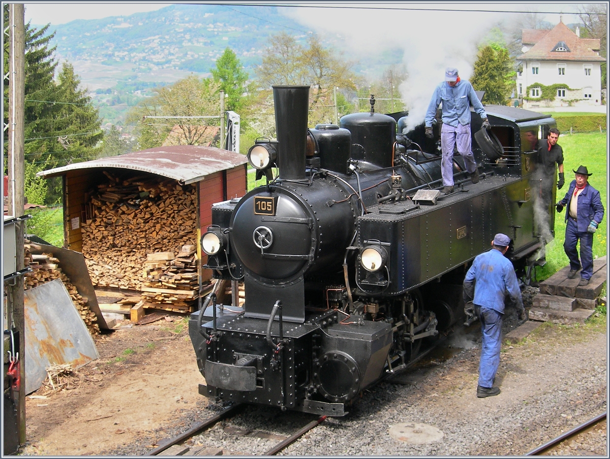 40 Jahre Blonay Chamby:  die damals noch vollständig schwarze SEG G 2x 2/2 105 bei der  Behandlung  in Chaulin.
3. Mai 2008