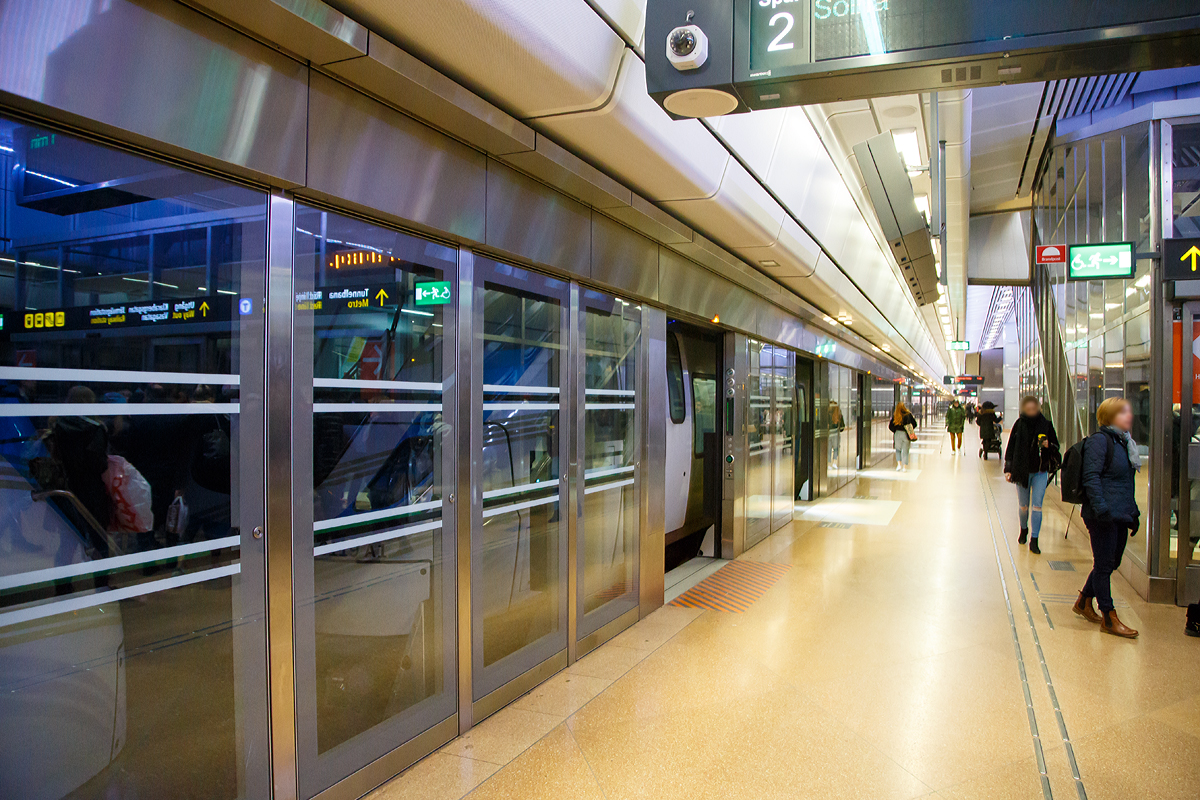40 m tief unter der Erdoberfläche die Tunnelstation Stockholm City am 21.03.2019 von Stockholm Central.

Die beiden Bahnhöfe Stockholm City und Odenplan haben Bahnsteigtüren. Die Fahrer der SL X60 müssen auf 75 cm genau an der vorgesehenen Stelle halten, damit sich Zugtüren und Bahnsteigtüren an derselben Stelle öffnen können.
