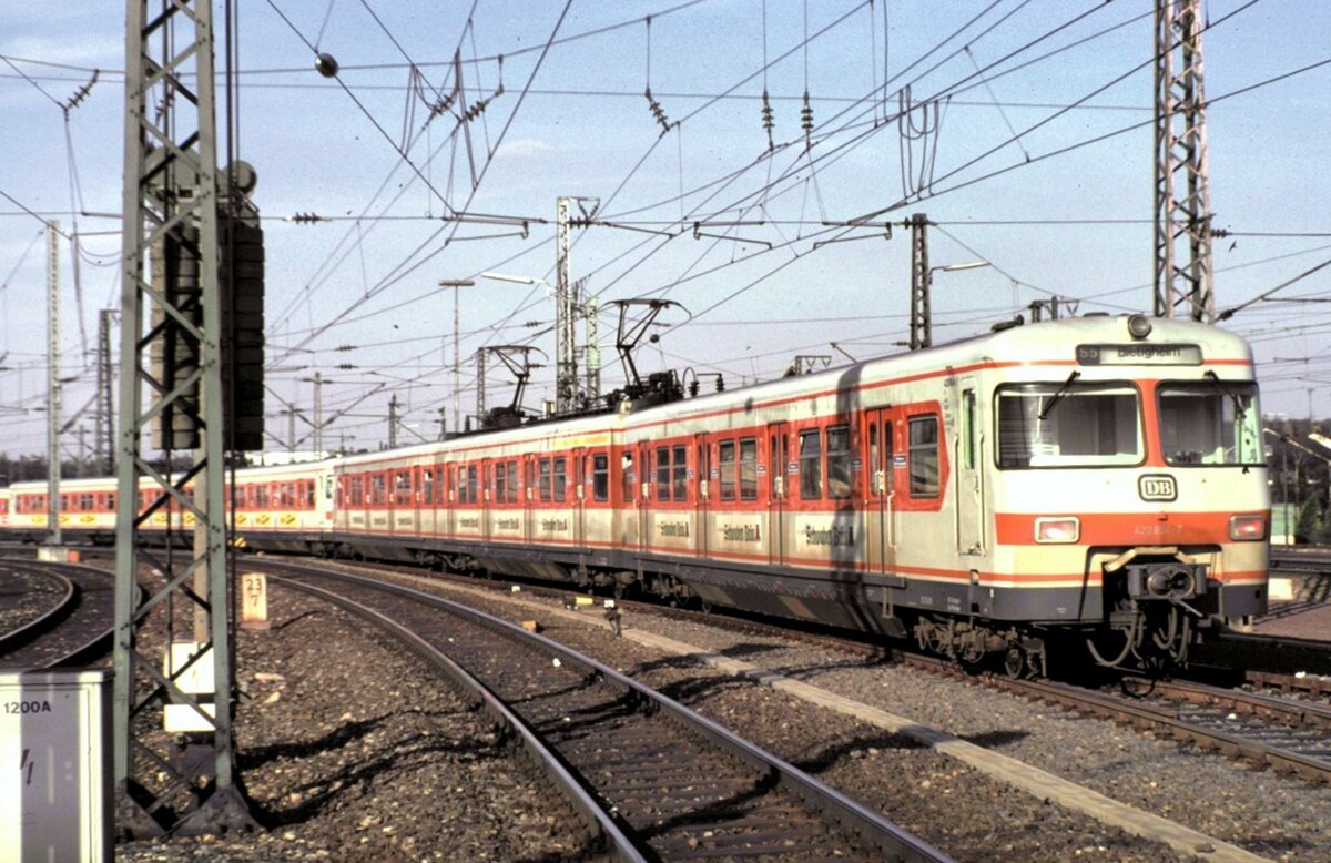 420 804-7 und ein weiterer 420 als S 5 in Bietigheim am 17.04.1982.