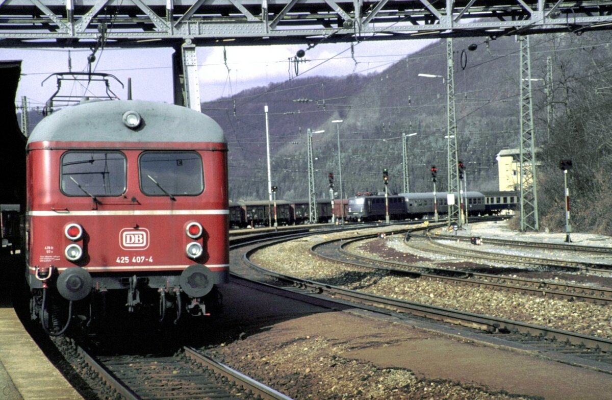 425 407-4 in Geislingen Steige von Stuttgart kommt ein Nahverkehrszug mit einer blauen 110.1, am 14.03.1982.