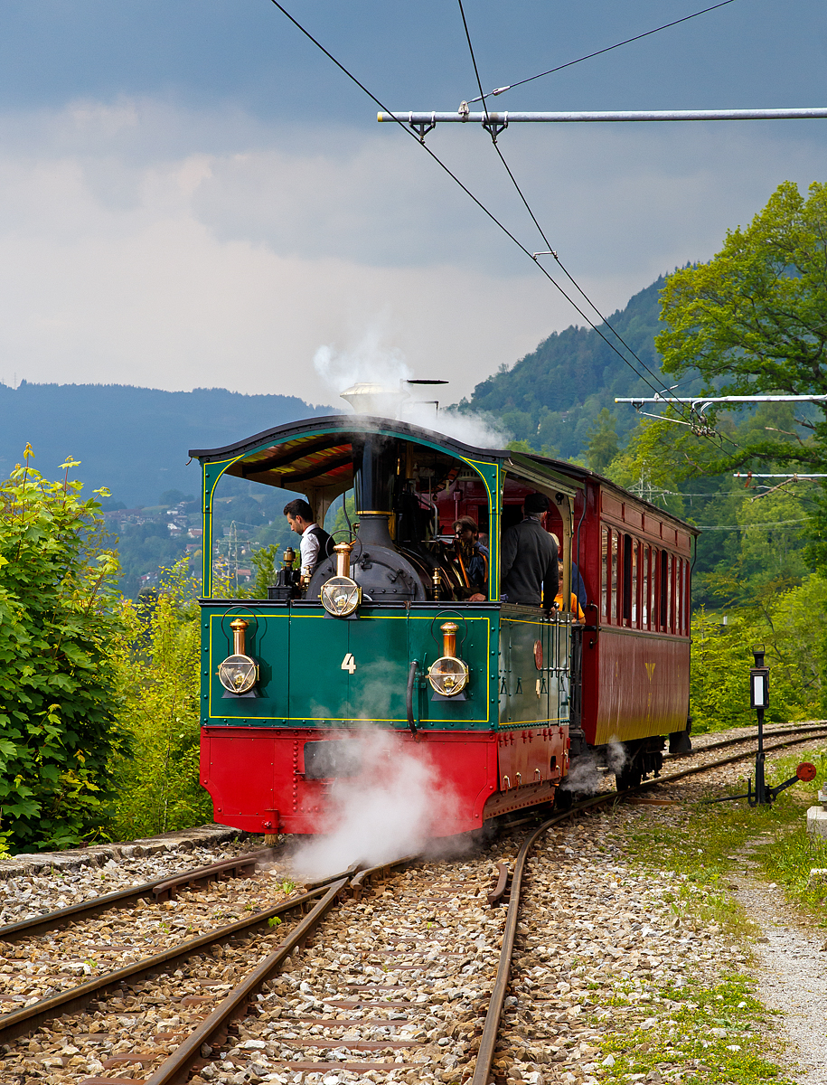 
50 Jahre BC - MEGA STEAM FESTIVAL der Museumsbahn Blonay–Chamby - Museumsbahn-Romantik pur:
Die G 2/2 Krauss-Kastendampflok (Tramlok) Nr. 4 der Museumsbahn Blonay–Chamby drückt den Personenwagen ex NStCM B4 Nr.7 (Nyon–Saint-Cergue–Morez-Bahn) am 19.05.2018 von Chamby wieder zurück ins Museum Chaulin.

Die Lok wurde 1900 bei Krauss, München unter der Fabriknummer 4278 für die Ferrara Codigoro (FER), Italien, gebaut.

