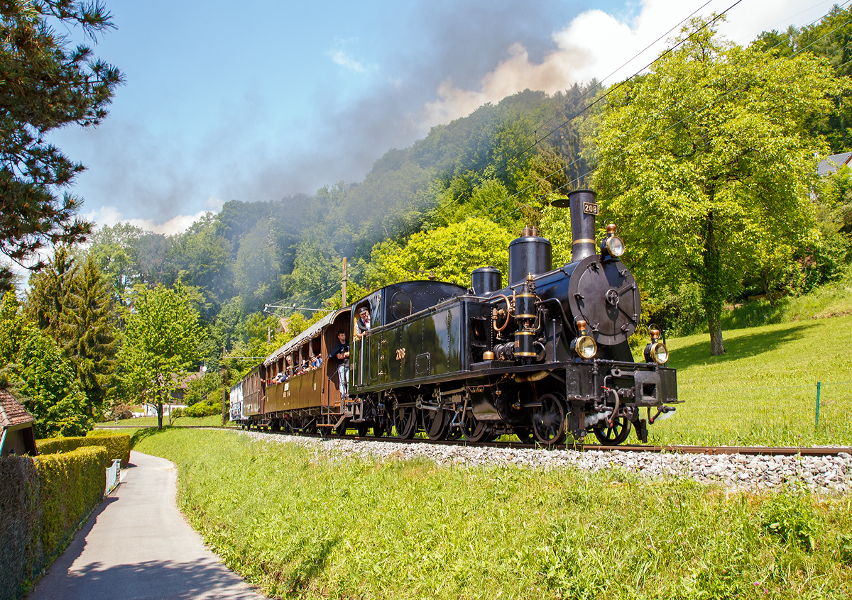 
50 Jahre BC - MEGA STEAM FESTIVAL der Museumsbahn Blonay–Chamby:
Die SBB Brünigbahn (Tallinie) Dampflokomotive G 3/4 208 der Ballenberg Dampfbahn fährt am 20.05.2018 mit ihren Zug von Blonay nach Chamby hinauf.

Die 208 wurde 1913, als letzte der Serie von 8 Stück (201 bis 208), von der Schweizerische Lokomotiv- und Maschinenfabrik (SLM) in Winterthur unter der Fabriknummer 2403 gebaut. Nach der Ausrangierung 1965 wurde sie an den Verein Freunde der Dampflok (ab 1974 Ballenberg Dampfbahn9 verkauft. Beim Brand der Remise in Interlaken am 16. November 2013 wurde die Lok schwer beschädigt.
	
Die Dampflokomotiven G 3/4 Serie 201–208 wurden ab 1906 von den Schweizerischen Bundesbahnen (SBB) auf der Brünigbahn, ihrer einzigen schmalspurigen Bahnlinie, eingesetzt. Die Tenderlokomotiven waren teilweise bis 1965  in Betrieb.

Die damals jungen Schweizerischen Bundesbahnen (SBB) beschafften 1905 zwei neue Lokomotiven der Bauart Mogul mit der Spurweite von 1.000 mm. Eine Mogullokomotive besitzt drei Triebachsen und eine führende Laufachse, was auch mit der Achsformel 1'C bezeichnet wird. Die Lokomotiven sollten die aus der Eröffnungszeit stammenden dreiachsigen JBL G 3/3 unterstützen, die bis dahin alleine den Zugsverkehr auf den Talstrecken der Brünigbahn, welche als Adhäsionsbahn angelegt ist, geleistet haben. Ab 1912 folgten fünf weitere baugleiche Triebfahrzeuge. Sie ersetzten die inzwischen überholten Dampflokomotiven aus der Gründungszeit endgültig.

Bis zur Elektrifizierung der Brüniglinie 1941-1942 bildeten diese Dampflokomotiven das Rückgrat für die Strecken zwischen Luzern - Giswil und Meiringen - Interlaken. Um Wasser und Kohle zu sparen, wurden Mitte der 1920er Jahren die Lok 201 bis 207 auf Heißdampf umgebaut, während die Lok 208 bereits ab Werk als Heißdampf-Lok geführt worden war (mit Schmidt'schen Kleinrohrüberhitzer) .

Ein Jahr nach Abschluss der Elektrifikation wurde die Nummer 202 ausrangiert und abgebrochen. Die 1947 ausrangierten Lokomotiven Nr. 203–205 wurden zusammen mit zwei Bergmaschinen des Typs HG 3/3 an die Thessalische Eisenbahnen in Griechenland abgetreten. Die Lok 203 wurde 2007 das letzte Mal in Volos in schrottreifem Zustand gesichtet. Die Lok 201 wurde 1947 zerlegt. Ebenfalls dem Schneidbrenner zum Opfer fielen die Loks 206 (1957) und 207 (1965). Durch den Umstand, dass ein paar Eisenbahnenthusiasten im Jahr 1965 den Erhalt zweier SBB Schmalspurdampflokomotiven forderten, wurde die Lok 208 nicht abgebrochen. Zusammen mit der Bergmaschine HG 3/3 1067 wurde sie aufgearbeitet und steht seither wieder unter Dampf.

Konstruktion der G 3/4 der SBB Brünigbahn:
Gegenüber den alten dreiachsigen Dampflokomotiven wurde ein Bisselgestell in Fahrtrichtung vorne angebracht. Es trug zu einem ruhigen Fahrverhalten der Lok bei.

Die beiden Zylinder waren waagrecht außen am Rahmen, zwischen der Lauf- und ersten Kuppelachse angebracht. Die Triebstange treibt die mittlere Achse an, welche über Kuppelstangen die beiden anderen Achsen antreibt.

Der Kessel liegt auf einer Höhe von 1.900 mm über Schienenoberkante auf. Auf ihm befinden sich sowohl ein Sanddom wie ein Dampfdom mit innen liegenden Einströmrohren. Auf dem Dampfdom befinden sich zwei Pop-Sicherheitsventile. Der Sand wurde mit einem Druckluftsandstreuer der Bauart Leach, vor der Triebachse auf die Schienen gebracht.

Mit diesen Lokomotiven konnte in der Schweiz die Höchstgeschwindigkeit für schmalspurige Dampflokomotiven erstmalig erhöht werden. 1930 stieg sie von 45 auf 55 km/h und 1936 schließlich auf 60 km/h an.

TECHNISCHE DATEN 8 (der G 3/4 208):
Hersteller: 	SLM
Spurweite: 	1.000 mm (Meterspur)
Achsformel: 1'C
Länge über Puffer:  8.530 mm
Fester Radstand:  2.900 mm
Gesamtradstand:  4.900 mm
Dienstgewicht:  32,3 t (208)
Höchstgeschwindigkeit: 45 km/h (ab 1930: 55 km/h und ab 1936: 60 km/h)
Treibraddurchmesser: 	1.050 mm
Zylinderanzahl: 	2
Zylinderdurchmesser: 	340 mm
Kolbenhub:  500 mm
Kesselüberdruck: 12 bar
Wasservorrat:  3,5 m³
Kohlevorrat: 0,8 t
Bremse: 	Westinghouse-Differenzialbremse
Kupplungstyp:  +GF+ (bis 1941 Zentralkupplung Typ Brünig)
