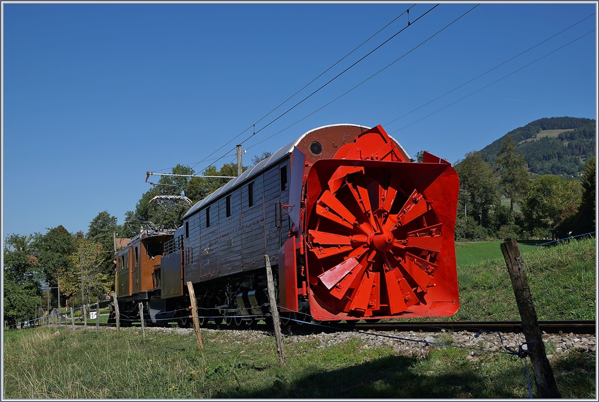 50 Jahre Blonay Chamby - MEGA BERNINA FESTIVAL: Auch ohne Schnee ziemlich impossant: RhB Dampfschneeschleuder X rot d 9214 (1052) welche von der RhB Ge 4/4 182 Richtung Chaulin geschoben wird.

9. Sept. 2018