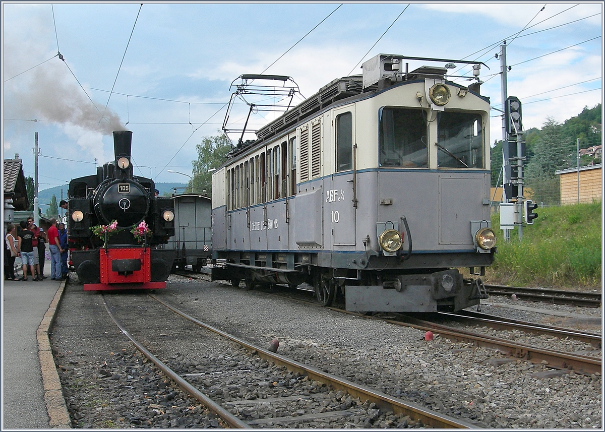 50 Jahre Blonay - Chamby Museumsbahn; auch wenn kein  MEGA -Anlass stattfindet, gibt es was zu feiern (ich habe nur nicht mitbekommen was); jedenfalls warten gleich zwei B-C Extraz�ge mit geladenen G�sten in Blonay auf die Abfahrt.
(Nachtrag: Der Anlass der Festveranstaltung waren jene, die sie 50 Jahren mit vile Fleiss die herrliche Museumsbahn am Laufen halten: die Freiwilligen Mitarbeiter und Vereinsmitglieder der B-C; in diesem Sinne auch ein herzliches Dankesch�n von meiner Seite  aus. 24.7.18)  
21. Juli 2018