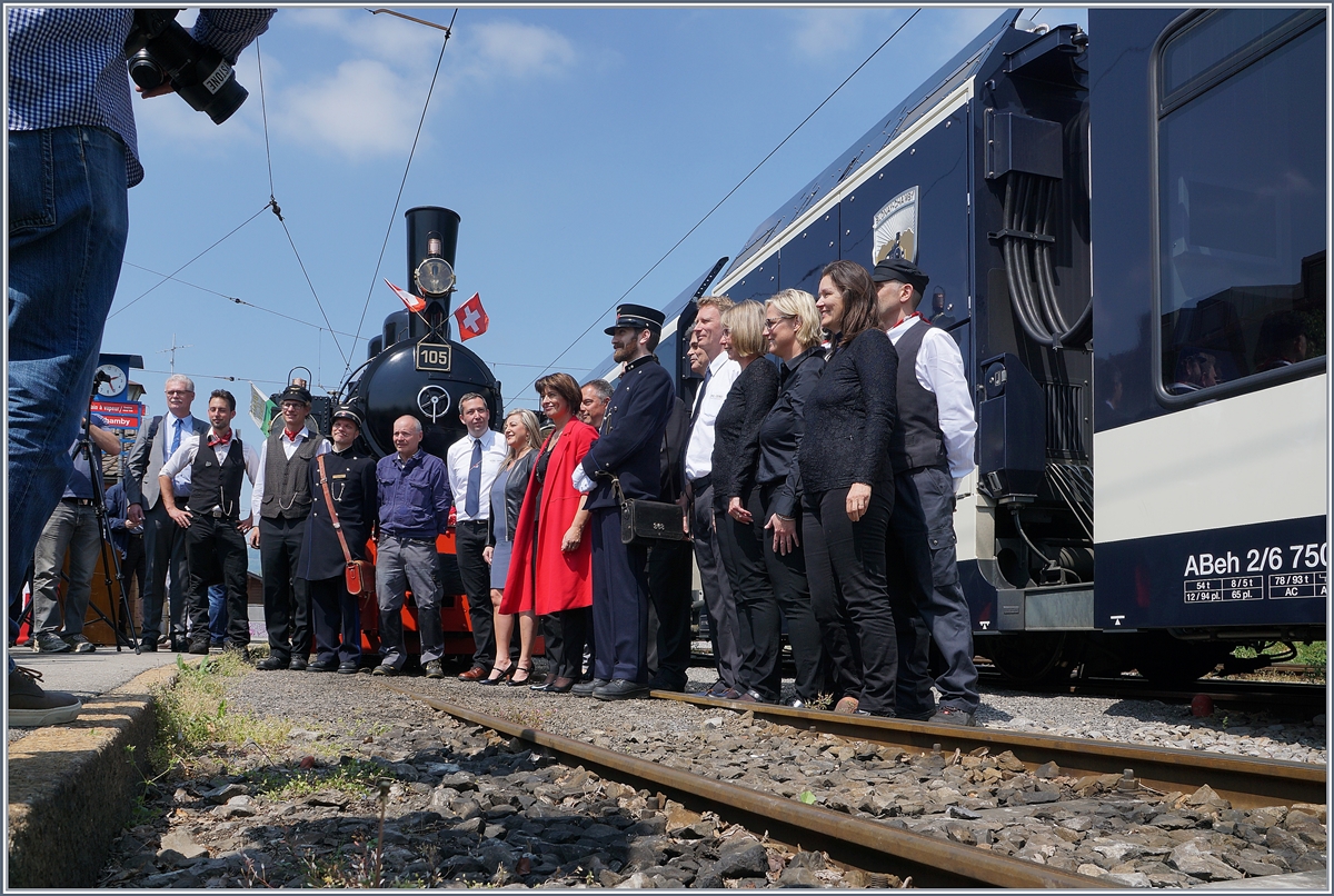 50 Jahre Blonay Chamby: Das Fest kann beginnen; nach einigen Worten, die bei einem solchen Anlass üblich sind, stellen sich die Polit-Prominenz - sogar die Verkehrsministern Bundesrätin Doris Leuthard ist angereist (!) - und die Blonay-Chamby Mitarbeiter für die Fotografen in Szene.
Blonay, den 4. Mai 2018