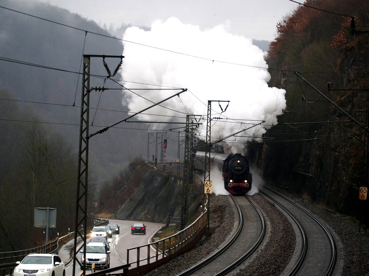 52 7596 mit Sonderzug schnauft die Geislinger Steige hinauf am 05.01.2020.