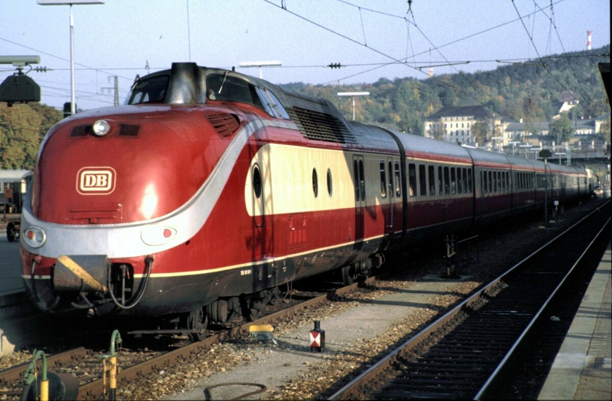 601 001 Alpen-See-Express wird von 110 237-5 abgeschleppt in Ulm am 22.10.1983.