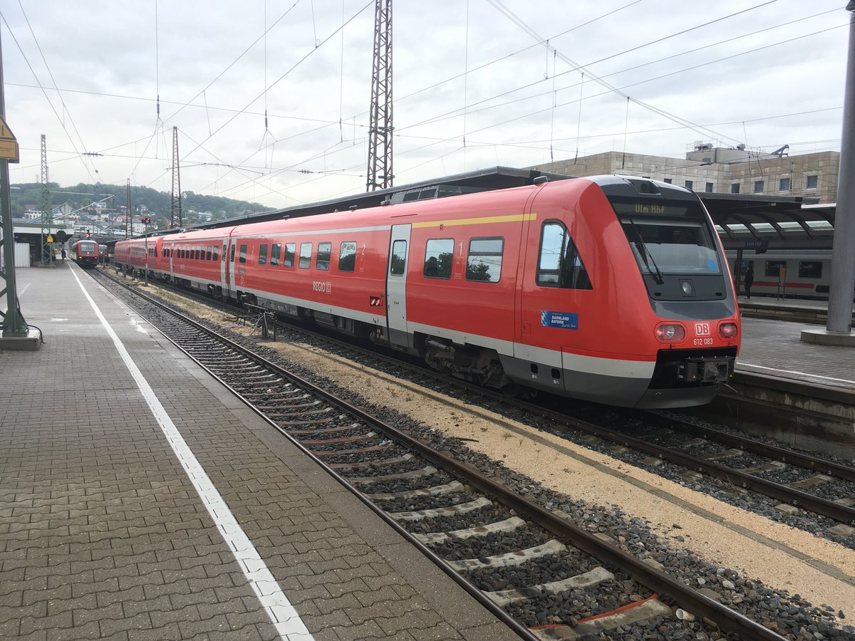 612 083 und ein weiterer Kemptener 612 im Juli 2017 in Ulm Hbf.

Momentan sind (wie im Hintergrund auch zu sehen) die Ulmer 611 auch noch vertreten doch bald werden für die 611 schon gelbe 612 da stehen....