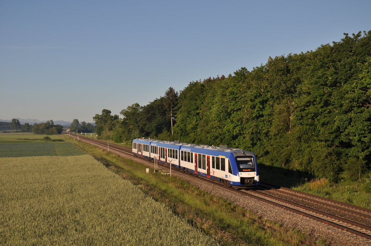 620 176-7 war am frühen Morgen des 12.06.2020 als BRB62700 nach München Hbf unterwegs und wurde dabei in Jengen fotografiert. 