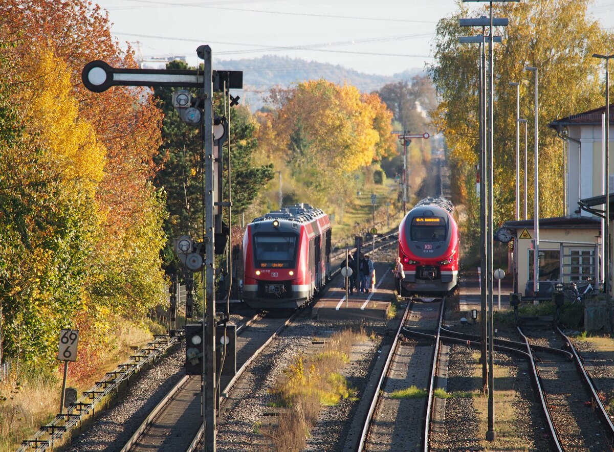 623 537 und 633 551 im Bahnhof V�hringen am 22.10.2021.