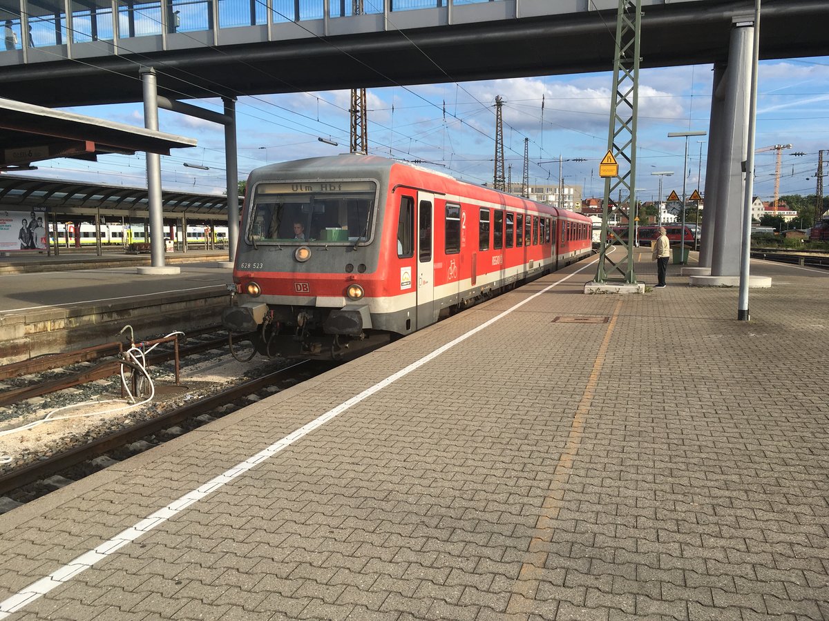628 523 / 628 696 kam im Juli 2017 als Rb aus Biberach in Ulm eingefahren.

Nach einem kurzen Richtungswechsel geht es für den Triebwagen wieder zurück über die Südbahn nach Biberach (Riß)
