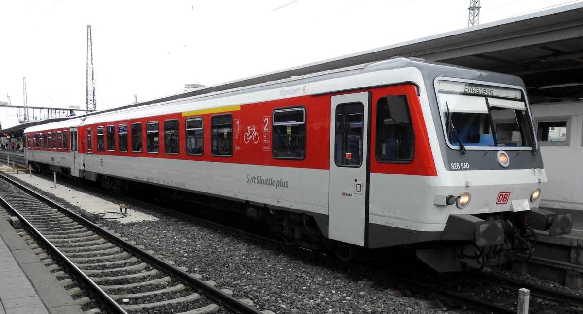 628 540 bzw. 928 540 der Sylt Shuttle plus in einer f�r Ulm auff�lligen Farbgebung im Hauptbahnhof Ulm am 11.05.2019.