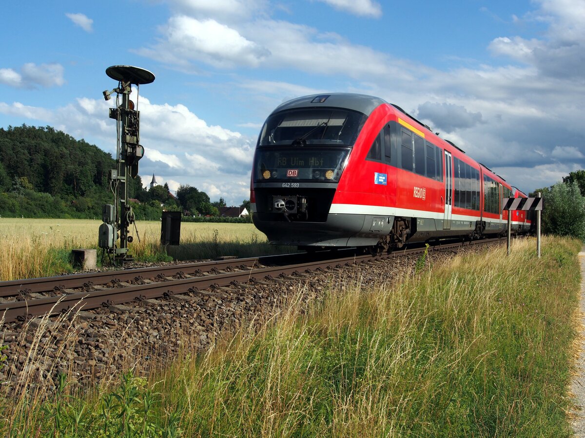 642 583 RB Ulm Hbf in Bellenberg bei dem Vorsignal für das Einfahrsignal Vöhringen am 11.07.2020.