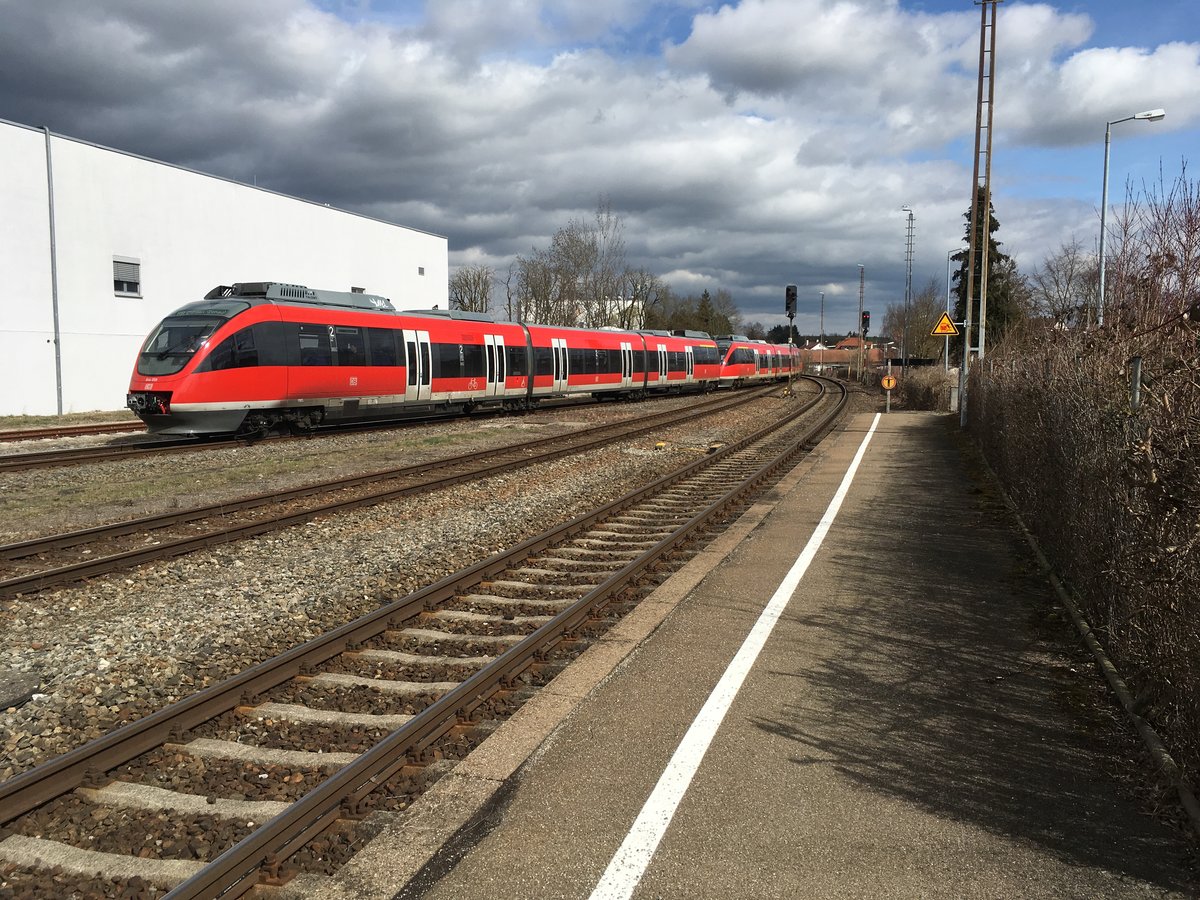 644 059 + 644 042 bei der Einfahrt als RB aus Ulm in Ehingen.

(20.03.17)