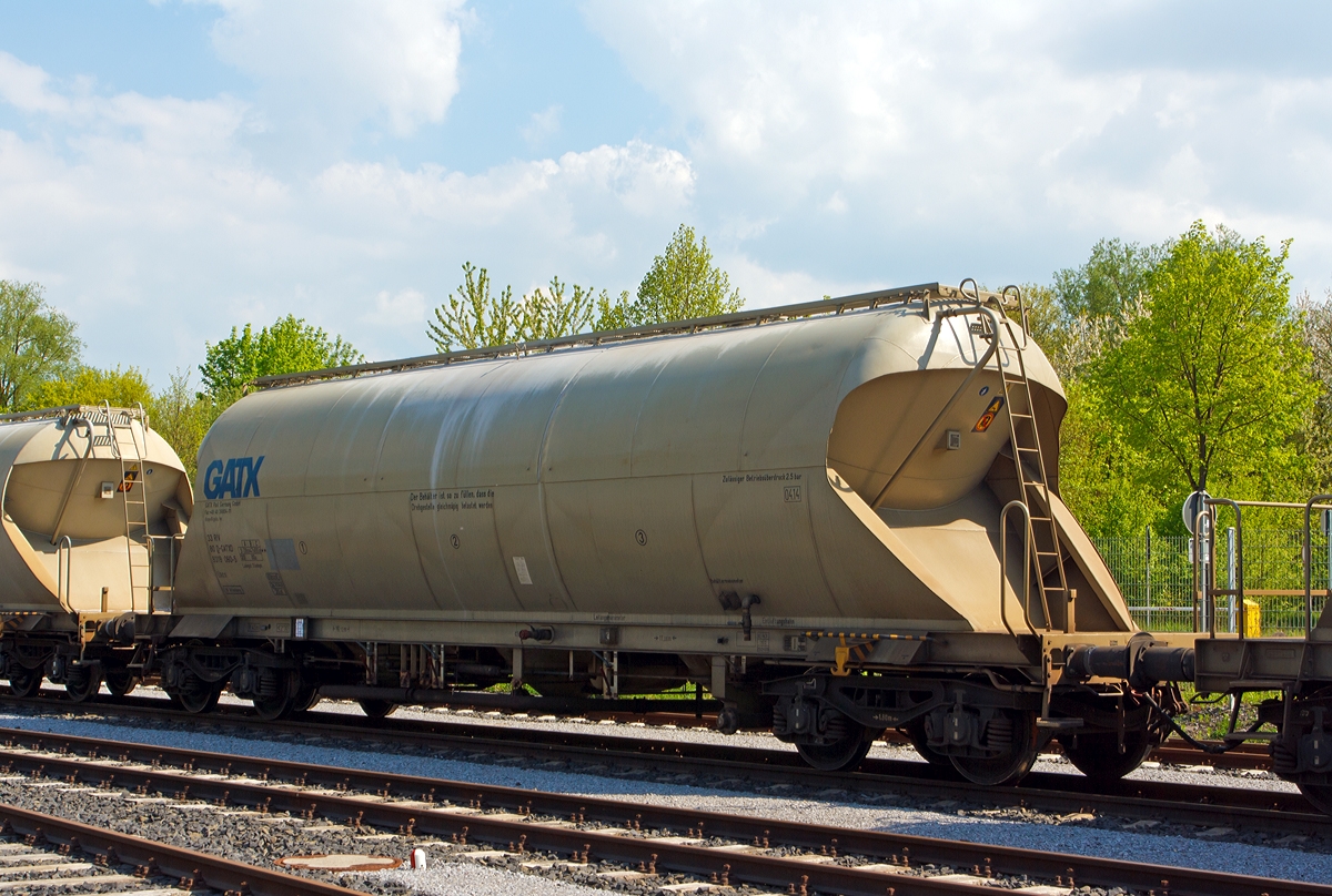 69 m� 4-achsiger Beh�lterwagen f�r staubf�rmige G�ter mit Druckluftentleerung, 33 RIV 80 D - GATXD 9319 060 - 5, der Gattung Uacs, der Wagon-Vermietungsfirma GATX Rail Germany GmbH, abgestellt am 05.05.2013 bei der Schaefer Kalk GmbH & Co. KG, Werk Steeden.
 
Dieser 4-achsige Wagen wird von der Chemie-,Zement- oder Kalkindustrie f�r den Transport von staub- bzw. feink�rnigen Produkten verwendet, hier Kalk.

Die Beh�lter stellen �u�erlich einen liegenden Zylinder dar, der aus einem Druckbeh�lter mit drei Absaugkegeln (Trichter) besteht.
Die Beladung erfolgt �ber drei auf der Beh�lteroberseite angeordnete Dome DN 500, welche mit einem Schnellverschlu�domdeckel ausgestattet sind.
Die Entladung erfolgt pneumatisch. Die Luftanschlu�stutzen (Fest- und Blindkupplung C) sind zentral an beiden Wagenl�ngsseiten angeordnet. Der Anschlu�stutzen der zentralen Entleerungsleitung hat beidseitig einen 5 1/2 လ Gewindeanschluss.
Der Beh�lter ist mit Sicherheits- und Unterdruckventilen sowie mit Manometern f�r Leitungs- und Beh�lterdruck ausgestattet.

TECHNISCHE DATEN: 
GATX-Typ: 8069 
Tankvolumen: ca. 69.000 l
Tankwerkstoff: St 52-3 
Pr�f�berdruck:  3,25 bar
Betriebsdruck:  2,5 bar
Eigengewicht: 24.100 kg 
Gesamtgewicht: 83.000 kg
H�chstgeschwindigkeit: 120 km/h leer bzw. 100 km/h beladen
Drehzapfenabstand: 11.080 mm 
Achsstand im Drehgestell: 1.800 mm 
L�nge �ber Puffer: 16.120 mm
Achslast:  20,75 t
kleinster befahrbarer Radius: 45 m