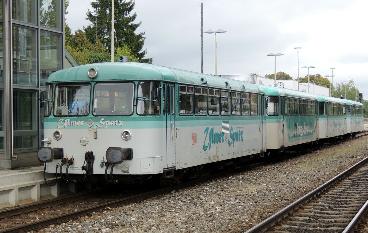 798 653 und andere, Ulmer Spatz, ehemals Chiemgau-Express Prien-Aschau in Ehingen am 14.09.2013.